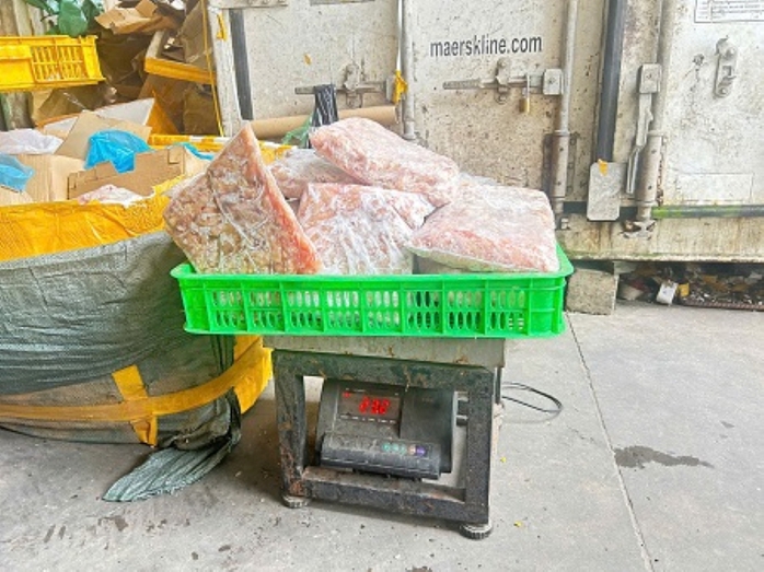 TP HCM: Tiêu hủy gần 1,3 tấn thực phẩm không rõ nguồn gốc- Ảnh 1. TP HCM: Tiêu hủy gần 1,3 tấn thực phẩm không rõ nguồn gốc- Ảnh 1.