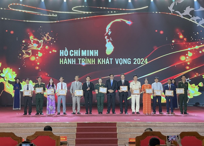 Xúc động chuyện học tập, làm theo gương Bác Hồ- Ảnh 5. Xúc động chuyện học tập, làm theo gương Bác Hồ- Ảnh 5.