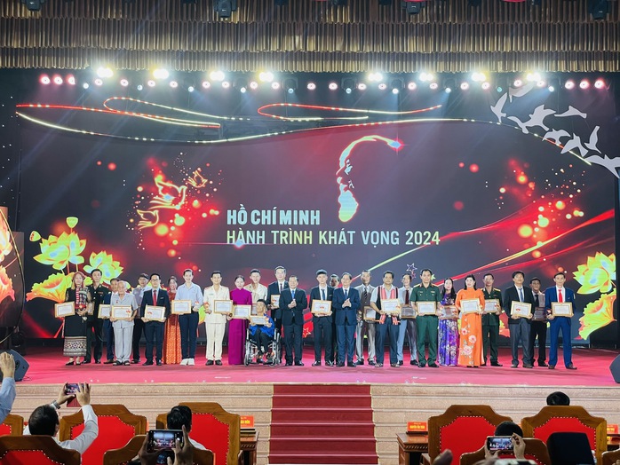 Xúc động chuyện học tập, làm theo gương Bác Hồ- Ảnh 6. Xúc động chuyện học tập, làm theo gương Bác Hồ- Ảnh 6.