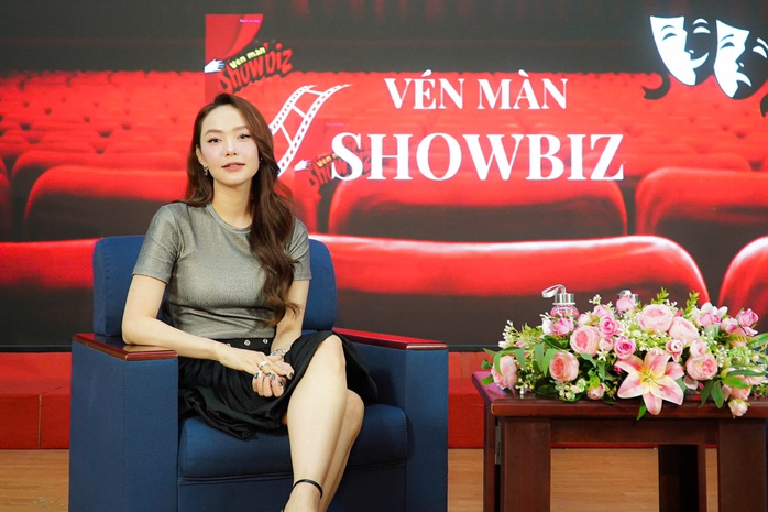 Minh Hằng và bí quyết vượt trầm cảm sau sinh
- Ảnh 2. Minh Hằng và bí quyết vượt trầm cảm sau sinh
- Ảnh 2.