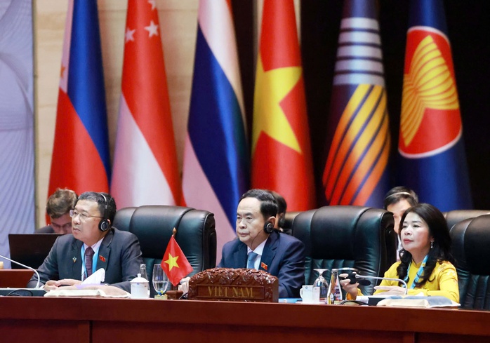 Chủ tịch Quốc hội Trần Thanh Mẫn cùng các thành viên trong đoàn Việt Nam tại phiên họp Ban Chấp hành Đại hội đồng Liên nghị viện ASEAN lần thứ 45 (AIPA-45) Ảnh: TTXVN Chủ tịch Quốc hội Trần Thanh Mẫn cùng các thành viên trong đoàn Việt Nam tại phiên họp Ban Chấp hành Đại hội đồng Liên nghị viện ASEAN lần thứ 45 (AIPA-45) Ảnh: TTXVN