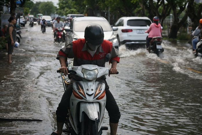 TP HCM: Triều cường dâng cao khiến đường sá ngập sâu, người dân vất vả đi lại- Ảnh 15. TP HCM: Triều cường dâng cao khiến đường sá ngập sâu, người dân vất vả đi lại- Ảnh 15.