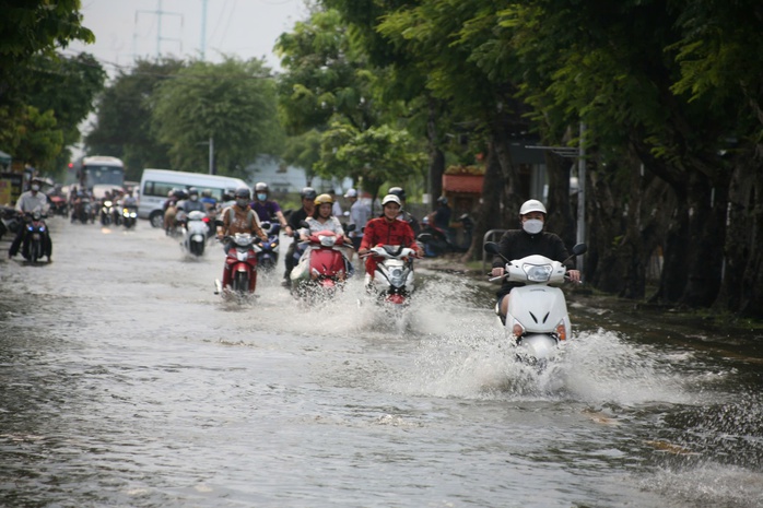 TP HCM: Triều cường dâng cao khiến đường sá ngập sâu, người dân vất vả đi lại- Ảnh 9. TP HCM: Triều cường dâng cao khiến đường sá ngập sâu, người dân vất vả đi lại- Ảnh 9.