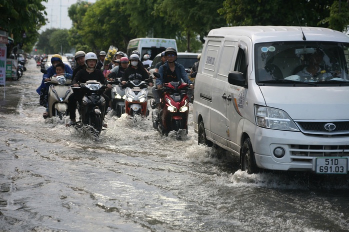 TP HCM: Triều cường dâng cao khiến đường sá ngập sâu, người dân vất vả đi lại- Ảnh 8. TP HCM: Triều cường dâng cao khiến đường sá ngập sâu, người dân vất vả đi lại- Ảnh 8.