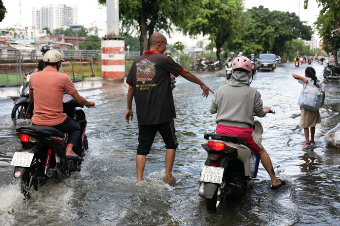 TP HCM: Triều cường dâng cao khiến đường sá ngập sâu, người dân vất vả đi lại- Ảnh 3. TP HCM: Triều cường dâng cao khiến đường sá ngập sâu, người dân vất vả đi lại- Ảnh 3.