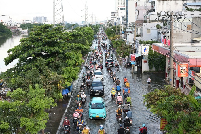 TP HCM: Triều cường dâng cao khiến đường sá ngập sâu, người dân vất vả đi lại- Ảnh 1. TP HCM: Triều cường dâng cao khiến đường sá ngập sâu, người dân vất vả đi lại- Ảnh 1.
