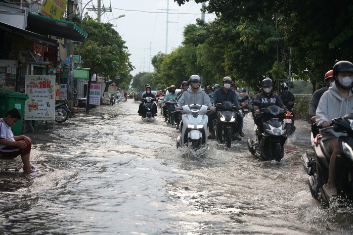 TP HCM: Triều cường dâng cao khiến đường sá ngập sâu, người dân vất vả đi lại- Ảnh 7. TP HCM: Triều cường dâng cao khiến đường sá ngập sâu, người dân vất vả đi lại- Ảnh 7.