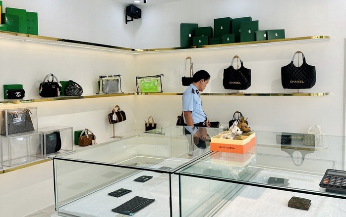 Nhiều cửa hàng thời trang tại Đà Nẵng bị xử phạt trước ngày 20-10- Ảnh 1. Nhiều cửa hàng thời trang tại Đà Nẵng bị xử phạt trước ngày 20-10- Ảnh 1.