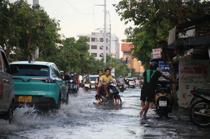 TP HCM: Triều cường dâng cao khiến đường sá ngập sâu, người dân vất vả đi lại- Ảnh 11. TP HCM: Triều cường dâng cao khiến đường sá ngập sâu, người dân vất vả đi lại- Ảnh 11.