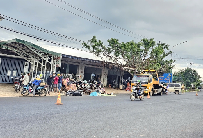 Xe máy va chạm ô tô, 1 học sinh tử vong tại chỗ- Ảnh 1.