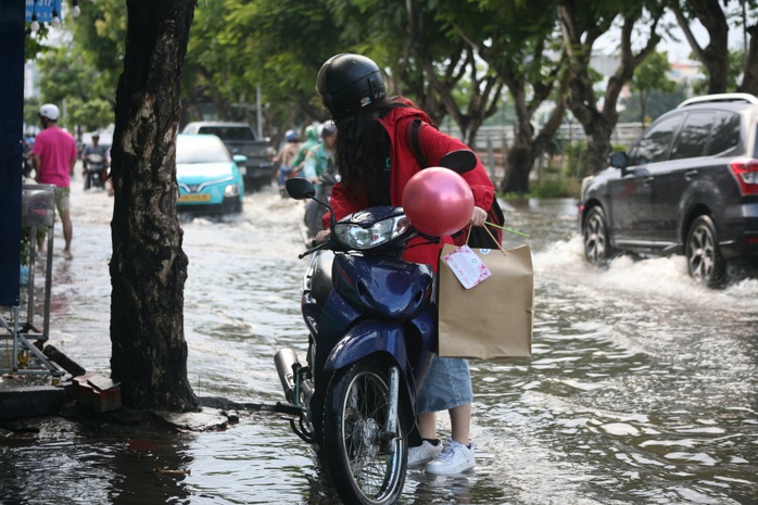 TP HCM: Triều cường dâng cao khiến đường sá ngập sâu, người dân vất vả đi lại- Ảnh 10. TP HCM: Triều cường dâng cao khiến đường sá ngập sâu, người dân vất vả đi lại- Ảnh 10.