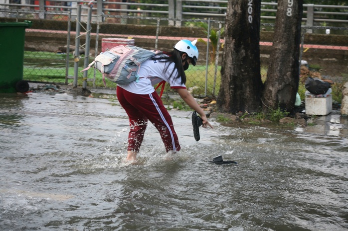 TP HCM: Triều cường dâng cao khiến đường sá ngập sâu, người dân vất vả đi lại- Ảnh 2. TP HCM: Triều cường dâng cao khiến đường sá ngập sâu, người dân vất vả đi lại- Ảnh 2.