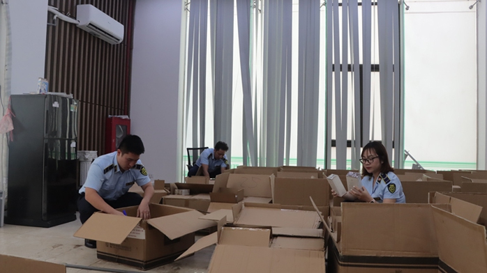 Lực lượng quản lý thị trường phát hiện và thu giữ hơn 10.000 sản phẩm nước hoa không rõ nguồn gốc được bán trên tài khoản TikTok Phan Thủy Tiên (Ảnh do Tổng cục QLTT cung cấp) Lực lượng quản lý thị trường phát hiện và thu giữ hơn 10.000 sản phẩm nước hoa không rõ nguồn gốc được bán trên tài khoản TikTok Phan Thủy Tiên (Ảnh do Tổng cục QLTT cung cấp)