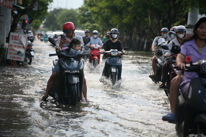 TP HCM: Triều cường dâng cao khiến đường sá ngập sâu, người dân vất vả đi lại- Ảnh 12. TP HCM: Triều cường dâng cao khiến đường sá ngập sâu, người dân vất vả đi lại- Ảnh 12.