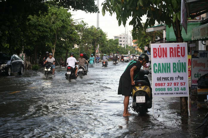 TP HCM: Triều cường dâng cao khiến đường sá ngập sâu, người dân vất vả đi lại- Ảnh 4. TP HCM: Triều cường dâng cao khiến đường sá ngập sâu, người dân vất vả đi lại- Ảnh 4.