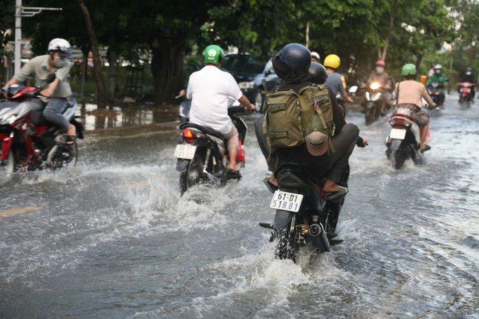 TP HCM: Triều cường dâng cao khiến đường sá ngập sâu, người dân vất vả đi lại- Ảnh 13. TP HCM: Triều cường dâng cao khiến đường sá ngập sâu, người dân vất vả đi lại- Ảnh 13.