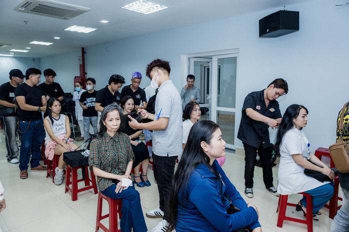 Phụ nữ bệnh viện hiến tóc tặng bệnh nhân - Ảnh 2. Phụ nữ bệnh viện hiến tóc tặng bệnh nhân - Ảnh 2.