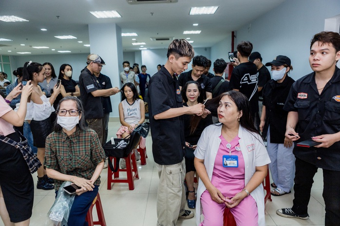 Phụ nữ bệnh viện hiến tóc tặng bệnh nhân - Ảnh 1. Phụ nữ bệnh viện hiến tóc tặng bệnh nhân - Ảnh 1.