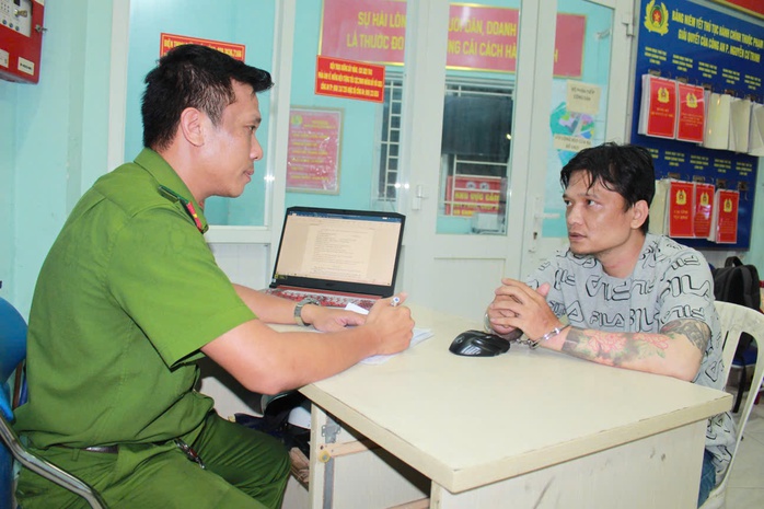 Giật dây chuyền của du khách Đức, 2 đối tượng bị cảnh sát hình sự tóm gọn - Ảnh 1.