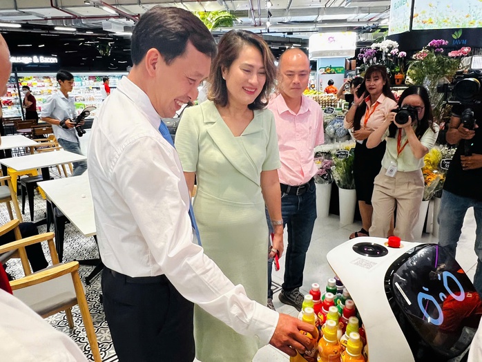 TP HCM vừa có thêm một đại siêu thị, đưa Robot AI vào phục vụ khách- Ảnh 1. TP HCM vừa có thêm một đại siêu thị, đưa Robot AI vào phục vụ khách- Ảnh 1.