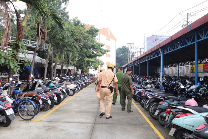 Học sinh bật khóc khi CSGT vào tận trường kiểm tra xe máy- Ảnh 2. Học sinh bật khóc khi CSGT vào tận trường kiểm tra xe máy- Ảnh 2.