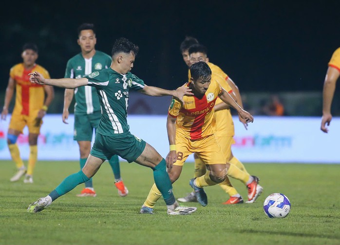 Công Phượng lập công, HLV Kim Sang-sik xuống sân hỏi thăm- Ảnh 5. Công Phượng lập công, HLV Kim Sang-sik xuống sân hỏi thăm- Ảnh 5.