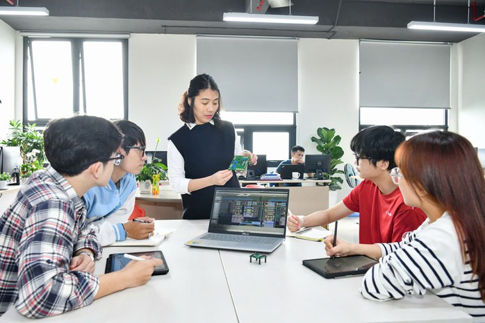 PGS-TS Phạm Nguyễn Thanh Loan trao đổi bài học với sinh viên. (Ảnh do nhân vật cung cấp) PGS-TS Phạm Nguyễn Thanh Loan trao đổi bài học với sinh viên. (Ảnh do nhân vật cung cấp)