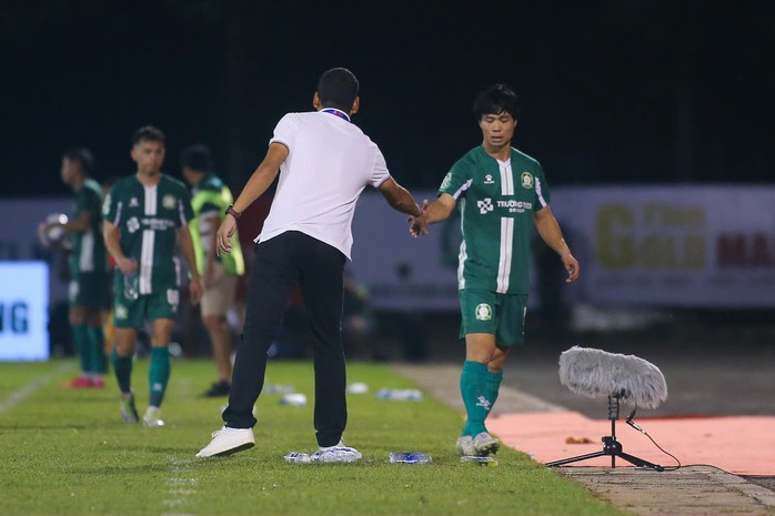 Công Phượng lập công, HLV Kim Sang-sik xuống sân hỏi thăm- Ảnh 4. Công Phượng lập công, HLV Kim Sang-sik xuống sân hỏi thăm- Ảnh 4.