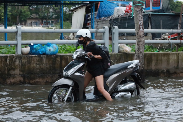 Đường Trần Xuân Soạn thành sông, loạt xe chết máy, nhiều người chỉ biết chịu trận- Ảnh 9. Đường Trần Xuân Soạn thành sông, loạt xe chết máy, nhiều người chỉ biết chịu trận- Ảnh 9.