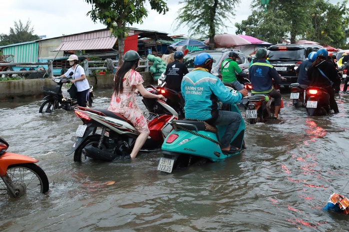 Đường Trần Xuân Soạn thành sông, loạt xe chết máy, nhiều người chỉ biết chịu trận- Ảnh 8. Đường Trần Xuân Soạn thành sông, loạt xe chết máy, nhiều người chỉ biết chịu trận- Ảnh 8.