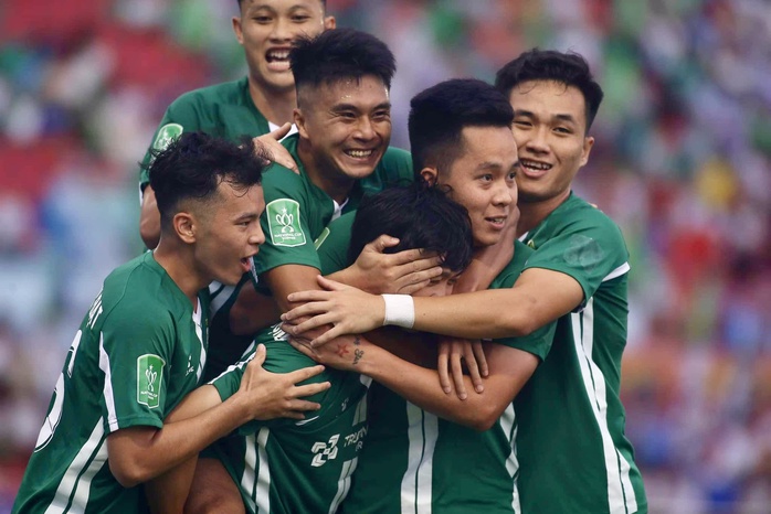 Công Phượng lập công, HLV Kim Sang-sik xuống sân hỏi thăm- Ảnh 2. Công Phượng lập công, HLV Kim Sang-sik xuống sân hỏi thăm- Ảnh 2.