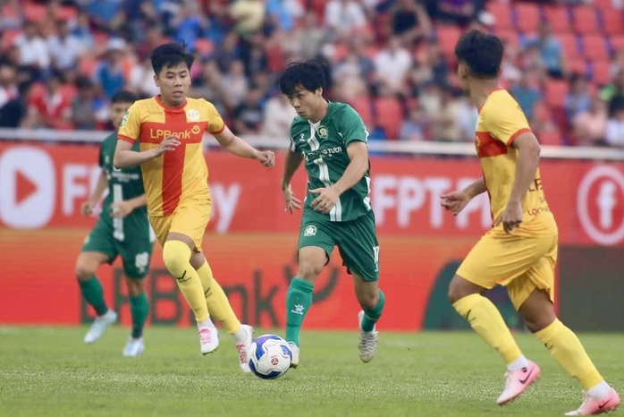 Công Phượng lập công, HLV Kim Sang-sik xuống sân hỏi thăm- Ảnh 1. Công Phượng lập công, HLV Kim Sang-sik xuống sân hỏi thăm- Ảnh 1.