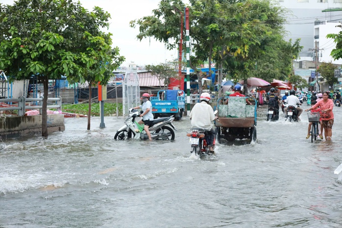 Đường Trần Xuân Soạn thành sông, loạt xe chết máy, nhiều người chỉ biết chịu trận- Ảnh 4. Đường Trần Xuân Soạn thành sông, loạt xe chết máy, nhiều người chỉ biết chịu trận- Ảnh 4.