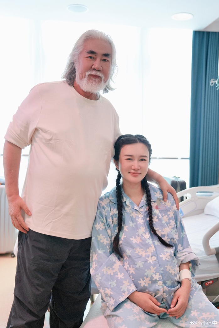 "Trùm phim kiếm hiệp" Trương Kỷ Trung đón con tuổi 73- Ảnh 1. "Trùm phim kiếm hiệp" Trương Kỷ Trung đón con tuổi 73- Ảnh 1.