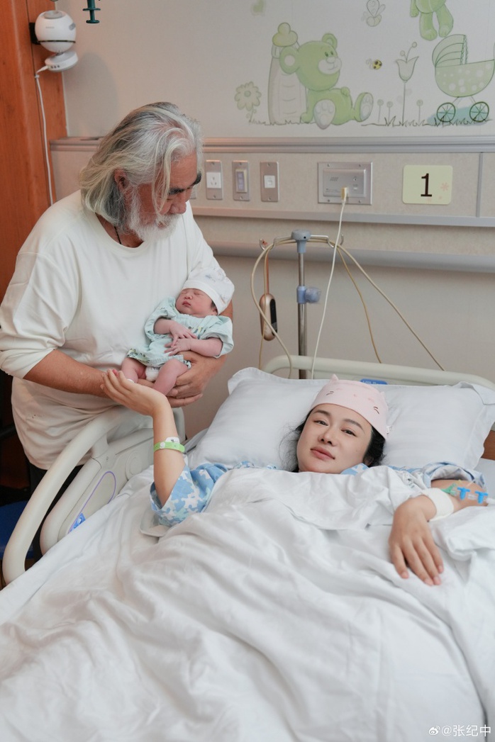 "Trùm phim kiếm hiệp" Trương Kỷ Trung đón con tuổi 73- Ảnh 2. "Trùm phim kiếm hiệp" Trương Kỷ Trung đón con tuổi 73- Ảnh 2.