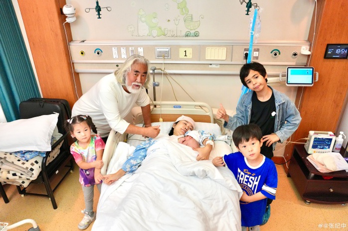 "Trùm phim kiếm hiệp" Trương Kỷ Trung đón con tuổi 73- Ảnh 3. "Trùm phim kiếm hiệp" Trương Kỷ Trung đón con tuổi 73- Ảnh 3.