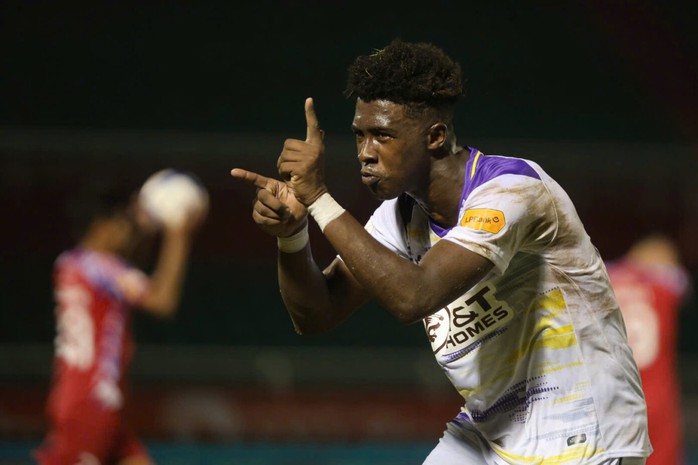 VAR cứu Hà Nội FC thoát thua trận derby thủ đô- Ảnh 2. VAR cứu Hà Nội FC thoát thua trận derby thủ đô- Ảnh 2.