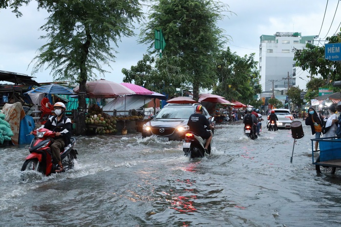 Đường Trần Xuân Soạn thành sông, loạt xe chết máy, nhiều người chỉ biết chịu trận- Ảnh 1. Đường Trần Xuân Soạn thành sông, loạt xe chết máy, nhiều người chỉ biết chịu trận- Ảnh 1.