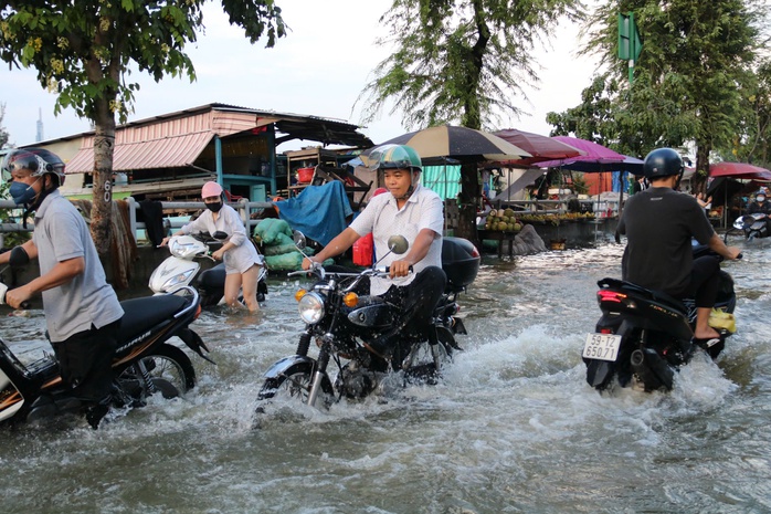Đường Trần Xuân Soạn thành sông, loạt xe chết máy, nhiều người chỉ biết chịu trận- Ảnh 7. Đường Trần Xuân Soạn thành sông, loạt xe chết máy, nhiều người chỉ biết chịu trận- Ảnh 7.