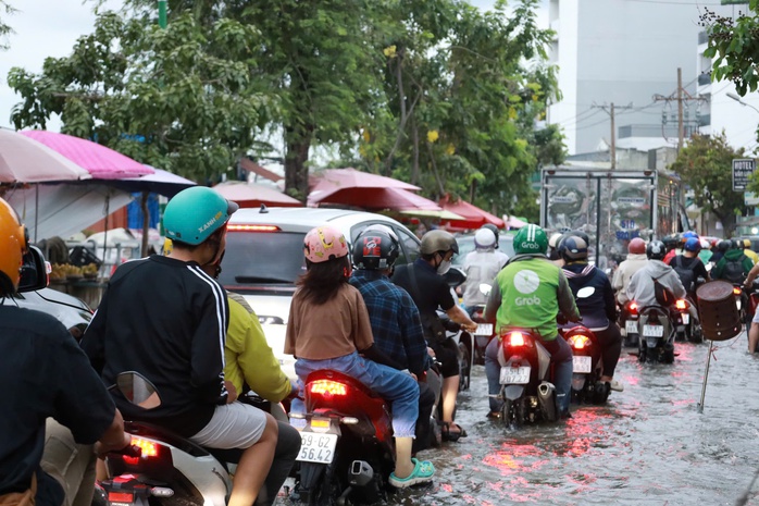 Đường Trần Xuân Soạn thành sông, loạt xe chết máy, nhiều người chỉ biết chịu trận- Ảnh 10. Đường Trần Xuân Soạn thành sông, loạt xe chết máy, nhiều người chỉ biết chịu trận- Ảnh 10.