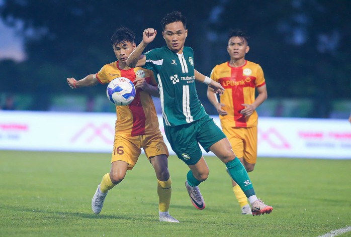 Công Phượng lập công, HLV Kim Sang-sik xuống sân hỏi thăm- Ảnh 6. Công Phượng lập công, HLV Kim Sang-sik xuống sân hỏi thăm- Ảnh 6.