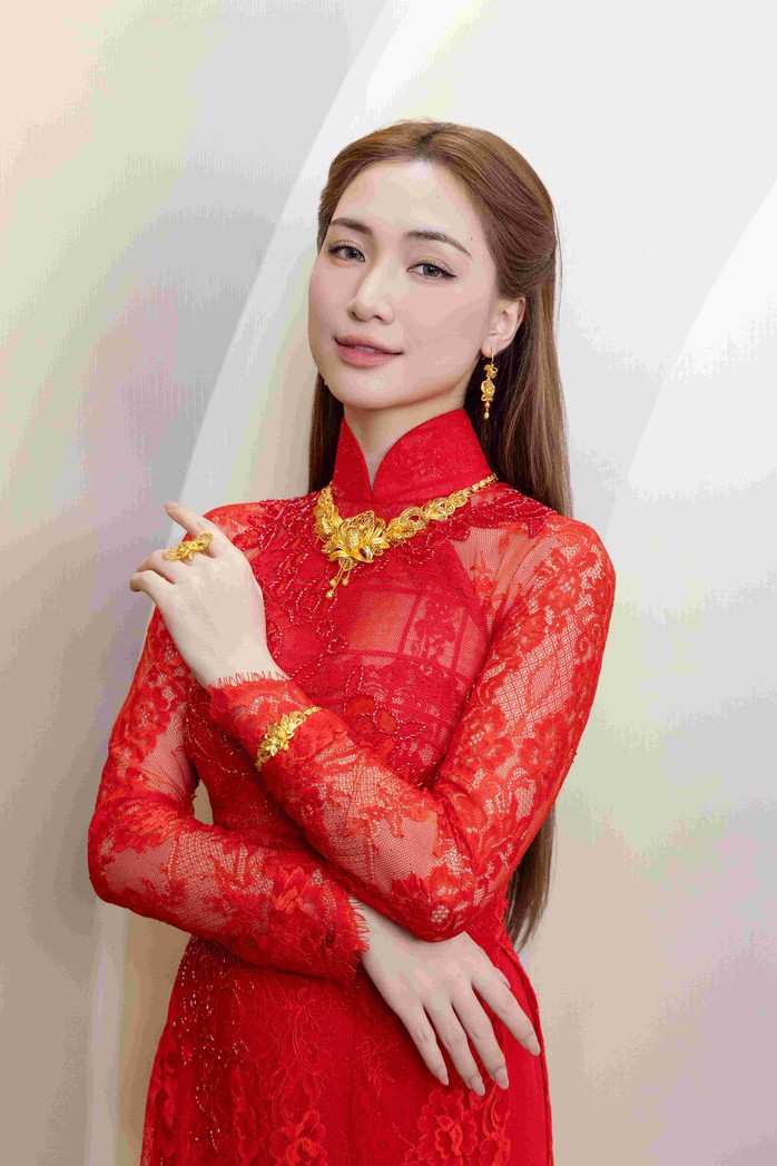 Vẻ rạng rỡ ngọt ngào của Hòa Minzy- Ảnh 2. Vẻ rạng rỡ ngọt ngào của Hòa Minzy- Ảnh 2.