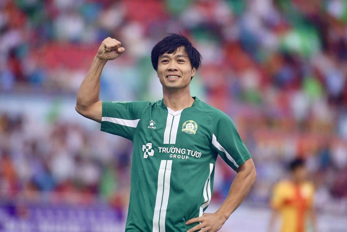 Công Phượng lập công, HLV Kim Sang-sik xuống sân hỏi thăm- Ảnh 3. Công Phượng lập công, HLV Kim Sang-sik xuống sân hỏi thăm- Ảnh 3.