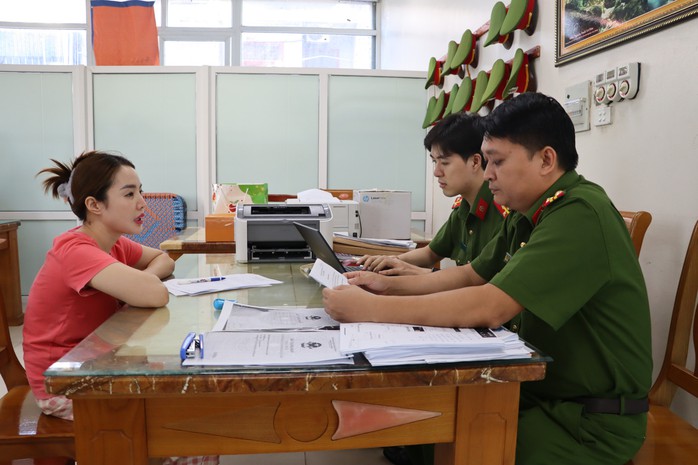 Thiếu phụ xinh đẹp tạo "phông bạt" lừa hơn 43 tỉ đồng của nhiều người- Ảnh 2. Thiếu phụ xinh đẹp tạo "phông bạt" lừa hơn 43 tỉ đồng của nhiều người- Ảnh 2.