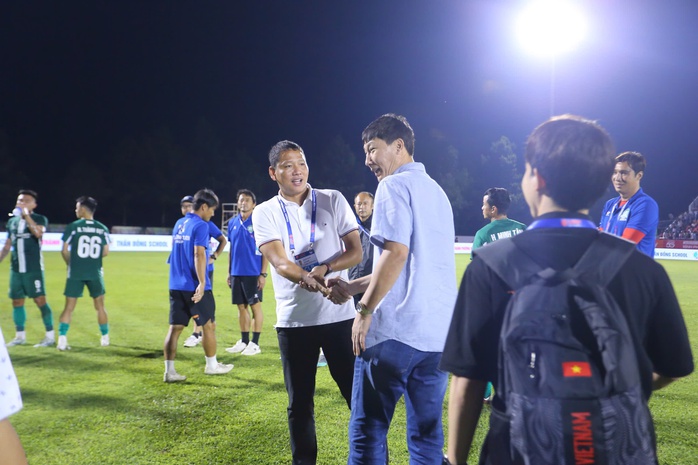 Công Phượng lập công, HLV Kim Sang-sik xuống sân hỏi thăm- Ảnh 8. Công Phượng lập công, HLV Kim Sang-sik xuống sân hỏi thăm- Ảnh 8.