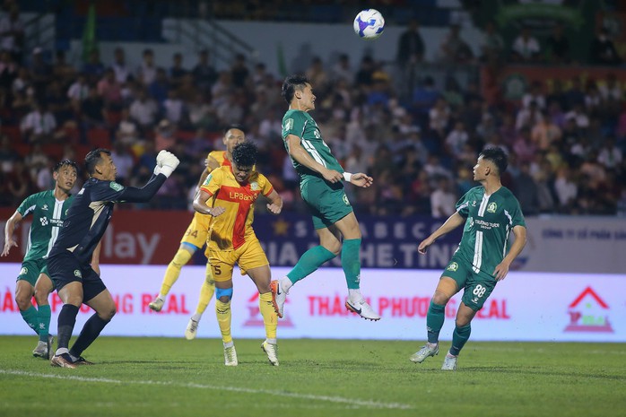 Công Phượng lập công, HLV Kim Sang-sik xuống sân hỏi thăm- Ảnh 7. Công Phượng lập công, HLV Kim Sang-sik xuống sân hỏi thăm- Ảnh 7.