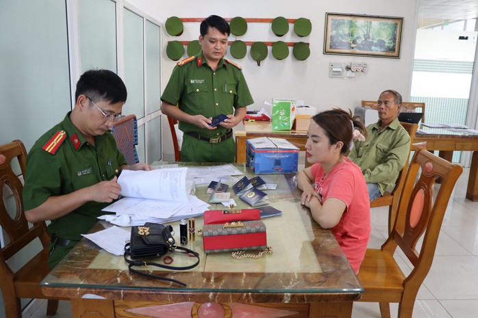 Thiếu phụ xinh đẹp tạo "phông bạt" lừa hơn 43 tỉ đồng của nhiều người- Ảnh 1. Thiếu phụ xinh đẹp tạo "phông bạt" lừa hơn 43 tỉ đồng của nhiều người- Ảnh 1.