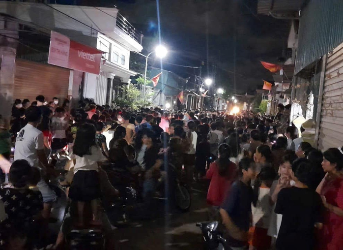 Hàng trăm người mang loa, phát nhạc trong đêm để đòi nợ trăm tỉ- Ảnh 3. Hàng trăm người mang loa, phát nhạc trong đêm để đòi nợ trăm tỉ- Ảnh 3.