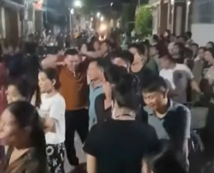 Hàng trăm người mang loa, phát nhạc trong đêm để đòi nợ trăm tỉ- Ảnh 1. Hàng trăm người mang loa, phát nhạc trong đêm để đòi nợ trăm tỉ- Ảnh 1.