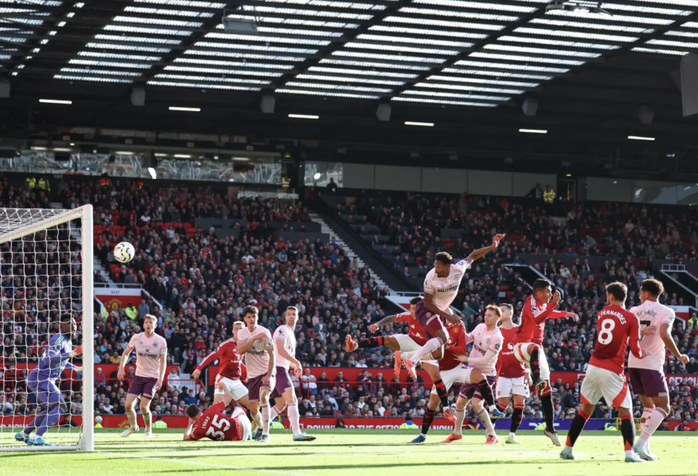 Ngược dòng hạ Brentford sân nhà, Man United trở lại... Top 10 Ngoại hạng Anh- Ảnh 3. Ngược dòng hạ Brentford sân nhà, Man United trở lại... Top 10 Ngoại hạng Anh- Ảnh 3.